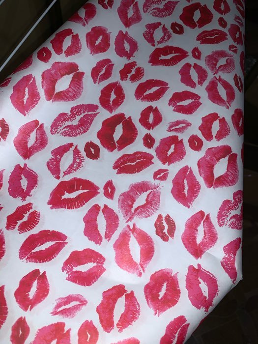 Фотография покупателя товара Набор бумаги упаковочной крафт "Поцелуи", 2 листа 50 × 70 см