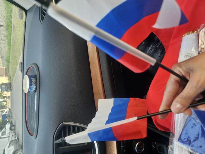 Фотография покупателя товара Флаг России, набор 6 штук, 14×21 см, флагшток 33.5×6.4 см, полиэстер - Фото 1