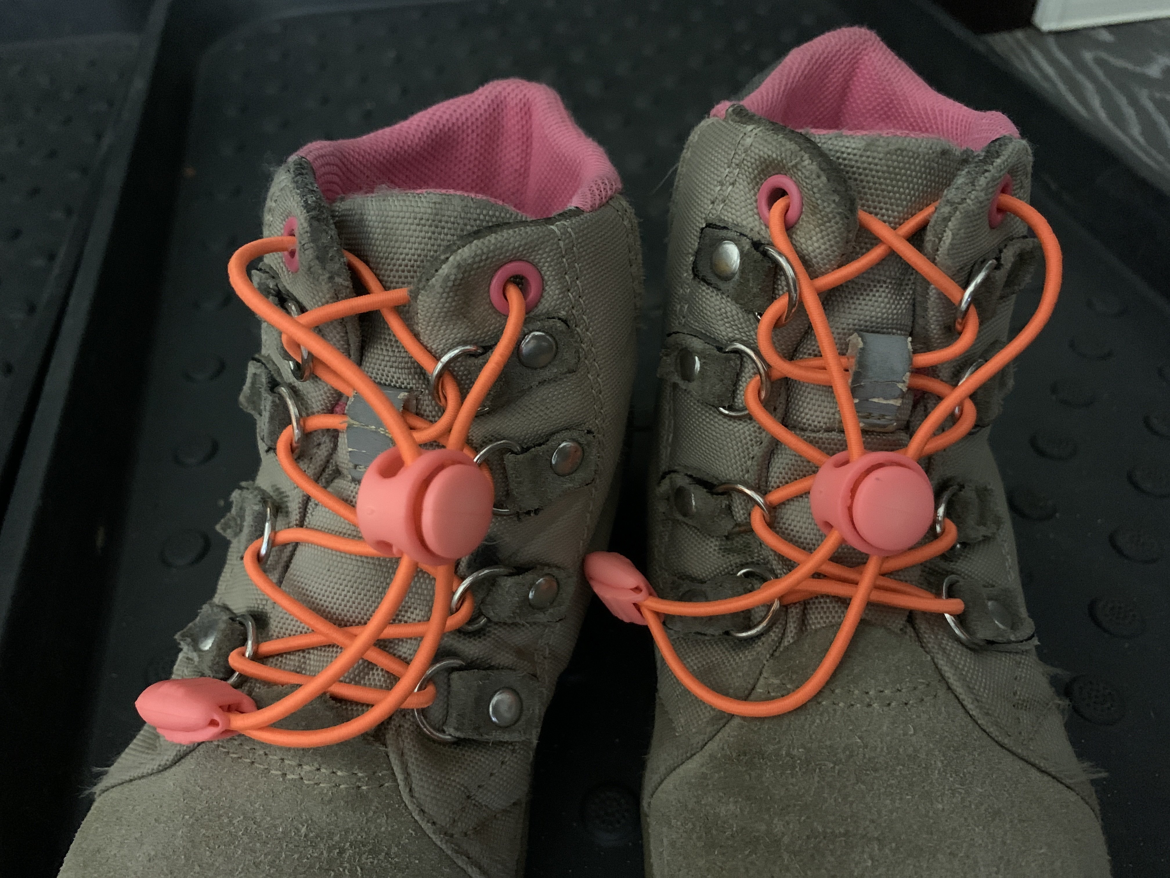 Фотография покупателя товара Шнурки для обуви, пара, круглые, с фиксатором, эластичные, d = 3 мм, 100 см, цвет оранжевый неоновый