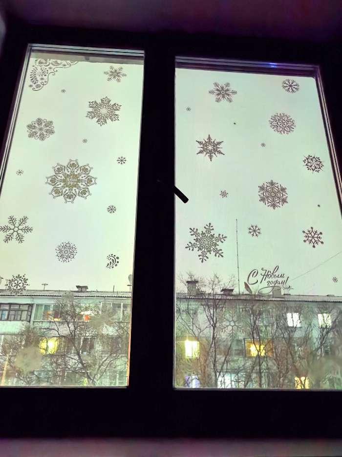 Фотография покупателя товара Наклейка для окон «Мерцающие снежинки», многоразовая, 33 × 50 см - Фото 5