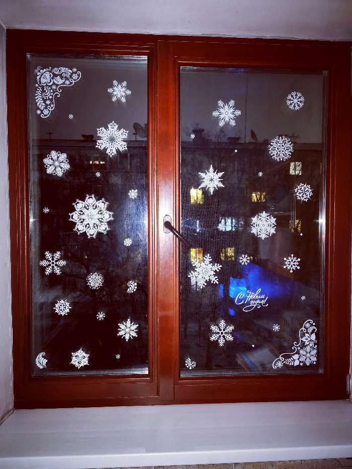 Фотография покупателя товара Наклейка для окон «Мерцающие снежинки», многоразовая, 33 × 50 см