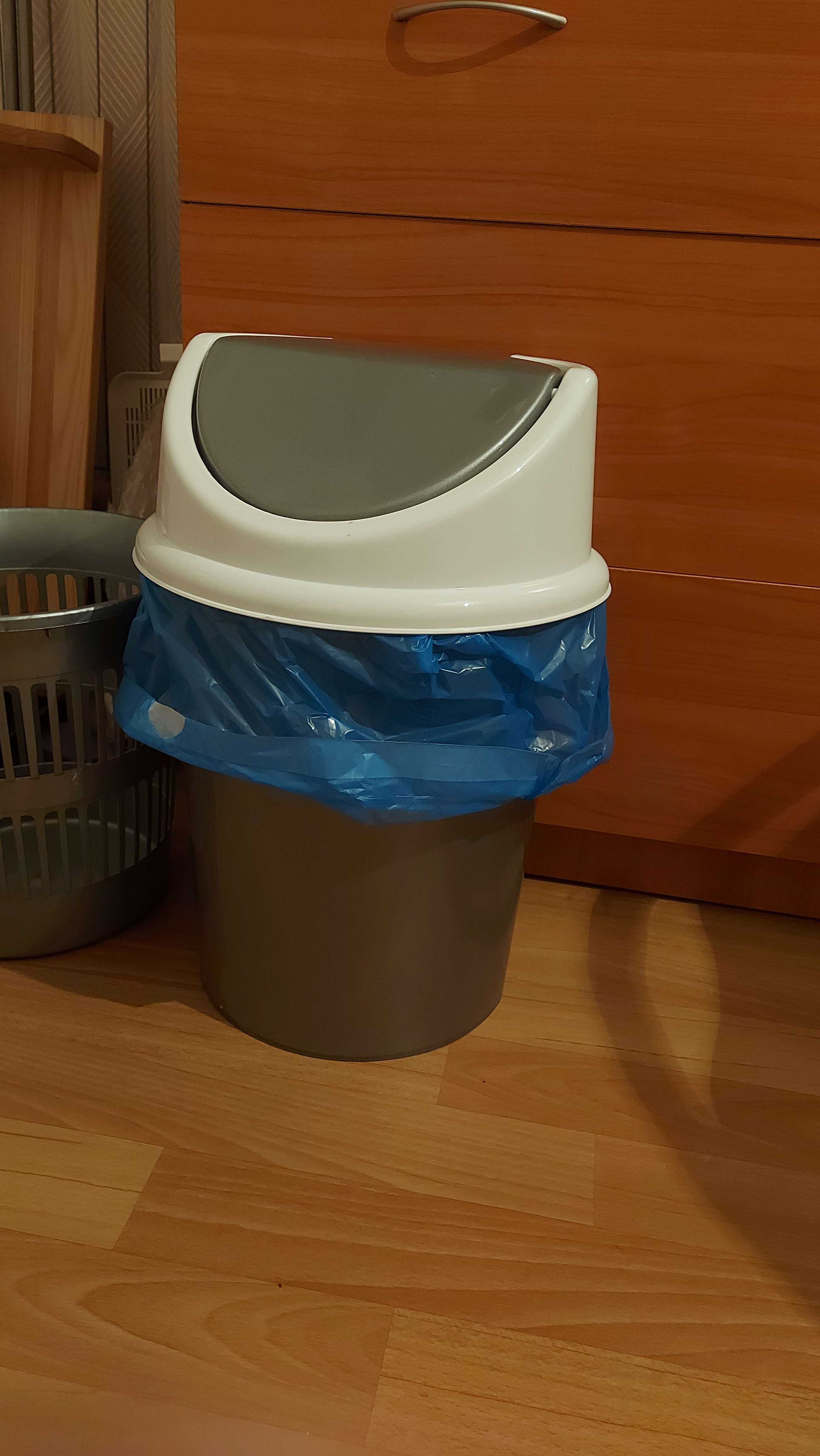 Фотография покупателя товара Ведро для мусора, 4 л, с подвижной крышкой, цвет серо-белый - Фото 1