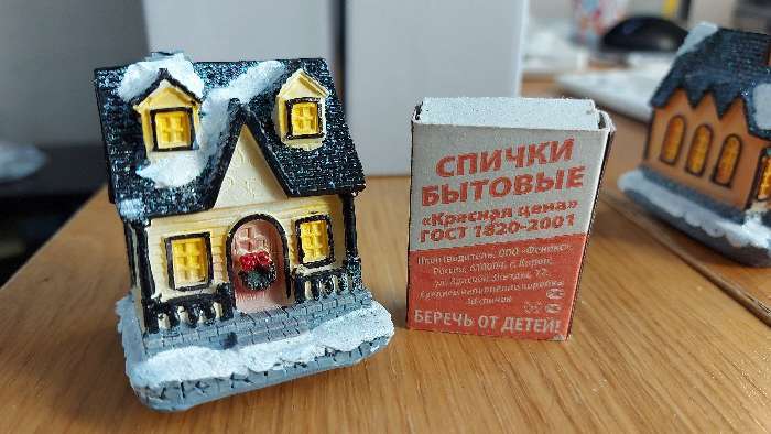 Фотография покупателя товара Светодиодная фигура «Зимний домик», керамика, батарейки AG13х2, свечение тёплое белое - Фото 4