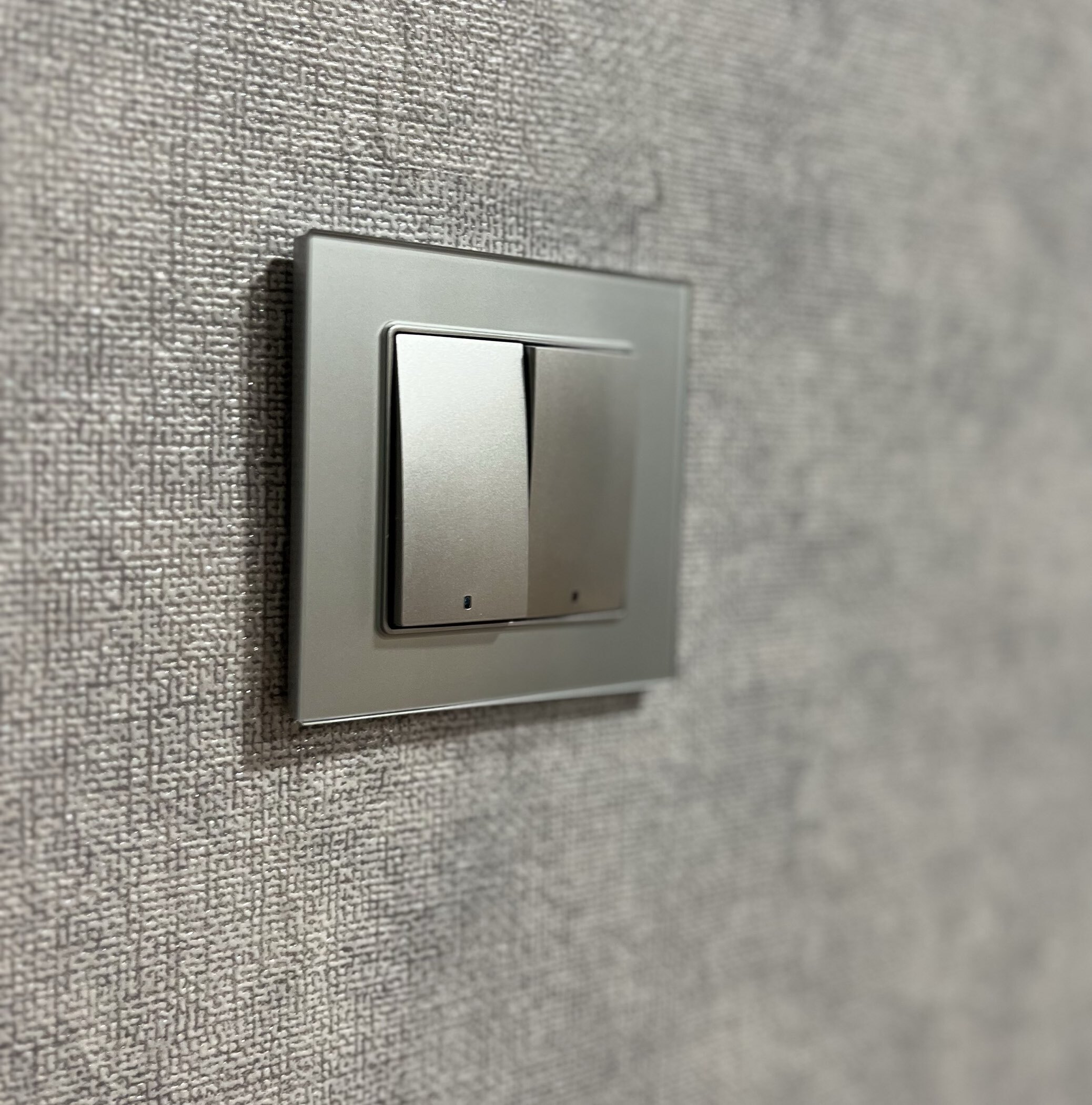 Фотография покупателя товара Выключатель TOT Glossy Glass, 10 А, 2 клавиши, с подсветкой, скрытый монтаж, стеклянная рамка, серебристый - Фото 1