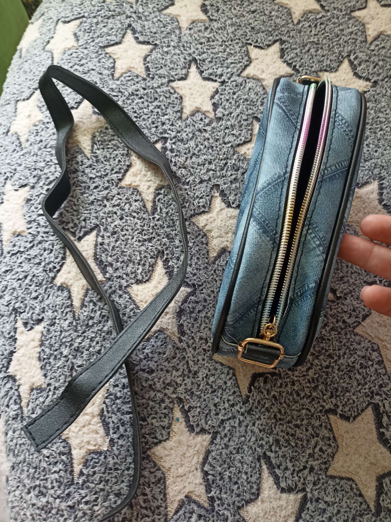 Фотография покупателя товара Сумка женская кросс-боди на молнии, 20.5×6.5×11.5 см, с цветочным принтом, синяя - Фото 1