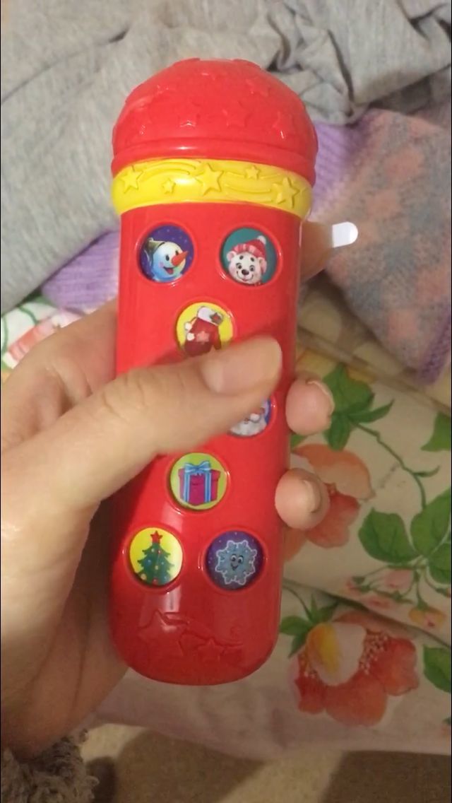 Фотография покупателя товара Музыкальная игрушка «Микрофон: С Новым годом!», 16 песенок, цвет красный - Фото 7