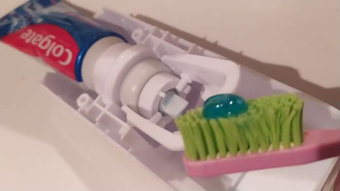 Фотография покупателя товара Держатель для зубных щёток и выдавливатель для зубной пасты, 15,4×6×6 см (для пасты), 11,5×5,5×3,5 см (для щёток), цвет МИКС - Фото 10