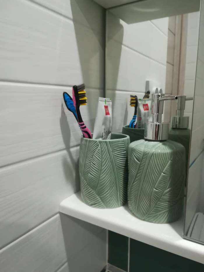 Фотография покупателя товара Набор аксессуаров для ванной комнаты «Листва», 2 предмета (дозатор для мыла, стакан), цвет зелёный - Фото 4