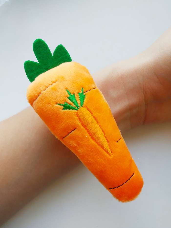 Фотография покупателя товара Игольница на браслете «Морковка», 23 × 4,5 см, цвет оранжевый - Фото 8