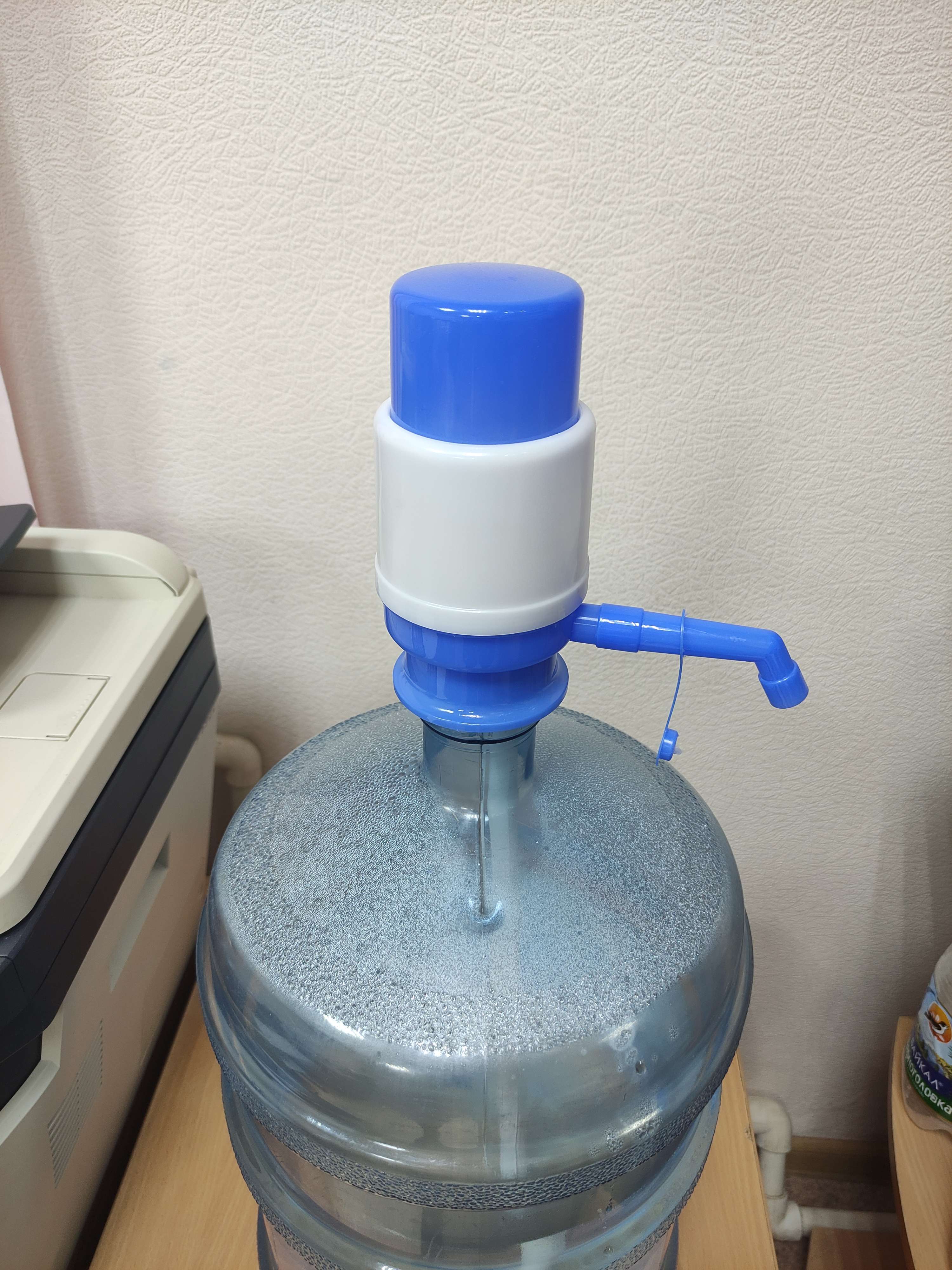 Фотография покупателя товара УЦЕНКА Помпа для воды LuazON, механическая, малая, под бутыль от 11 до 19 л, голубая - Фото 13