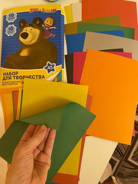 Фотография покупателя товара Набор "Маша и медведь" А5: 10л цветного одностороннего картона + 16л цветной двусторонней бумаги - Фото 1