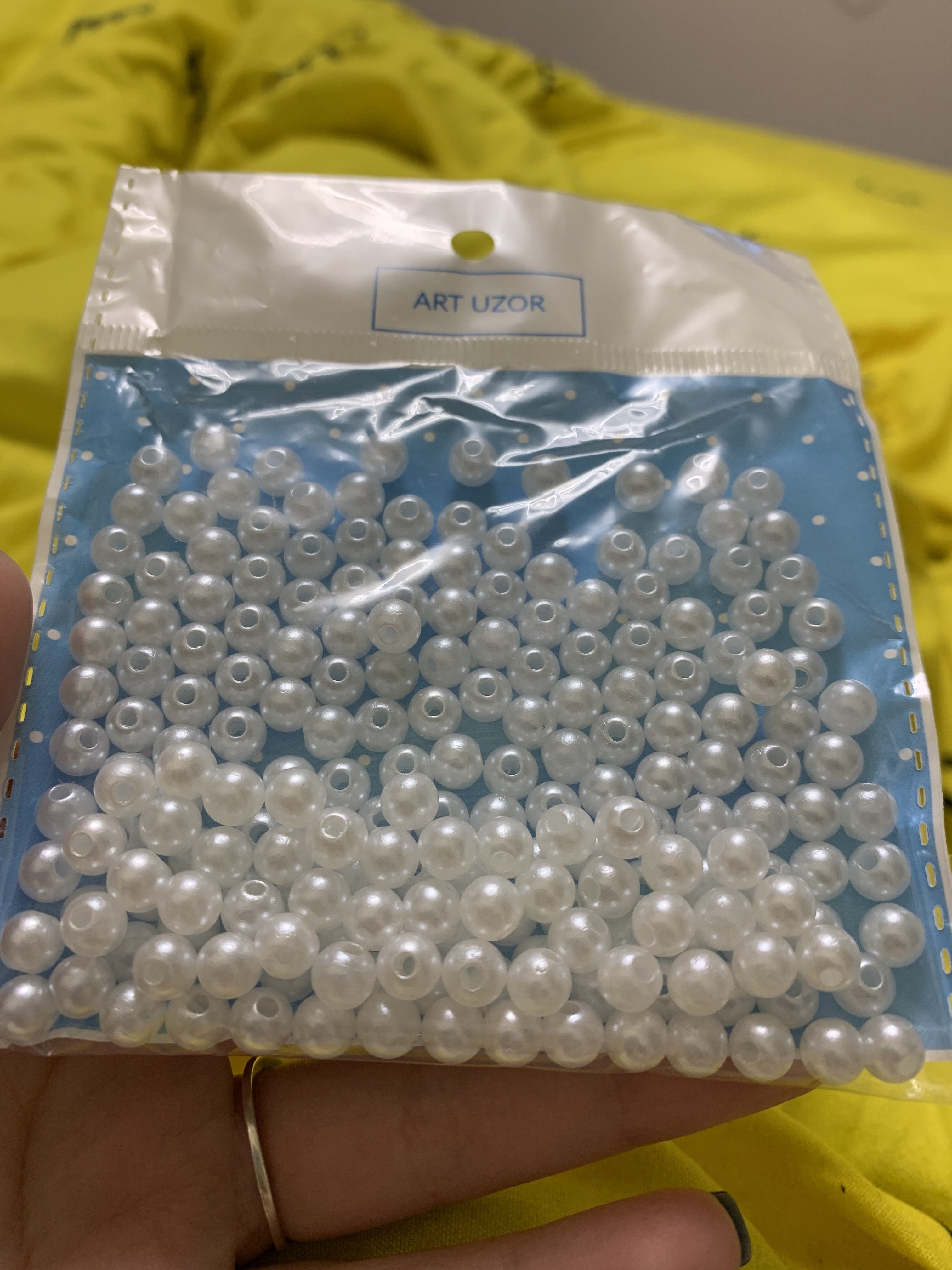 Фотография покупателя товара Бусины для творчества пластик "Зефирный белый" набор 200 шт  d=0,6 см - Фото 3