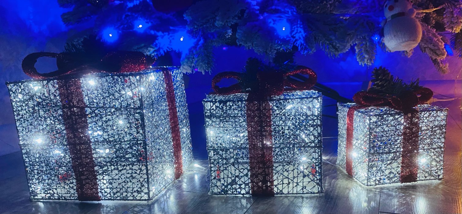 Фотография покупателя товара Светодиодная фигура «Подарки с красной лентой» 15, 20, 25 см, текстиль, металл, 220 В, свечение белое