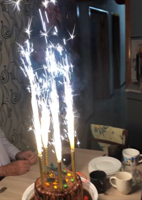 Фотография покупателя товара Свечи фонтаны для торта "Золотые искры", 17,5 см, 60 секунд, 4 шт