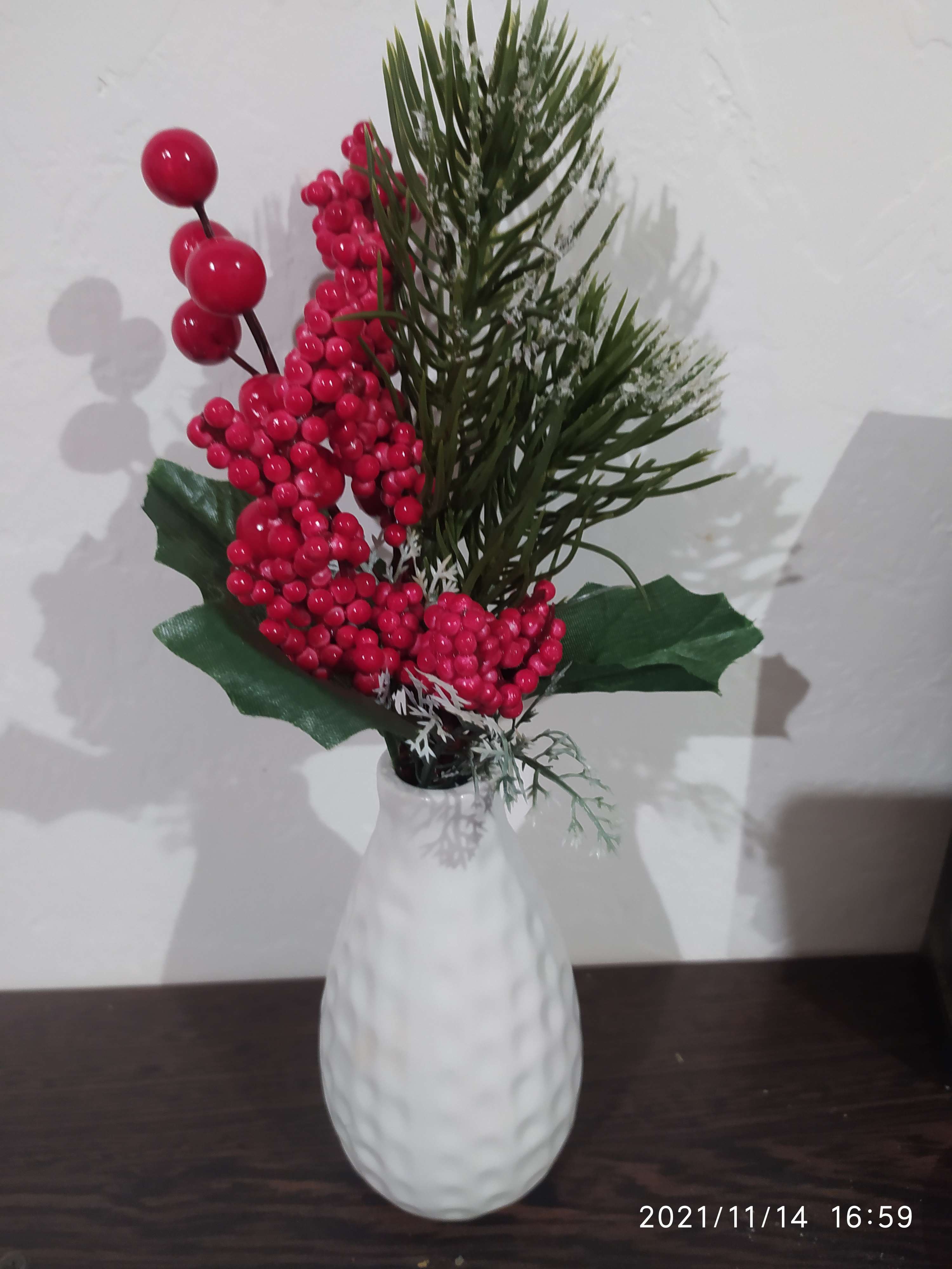 Фотография покупателя товара Декор "Зимнее очарование" веточка хвои с ягодками в снегу, 29 см - Фото 3