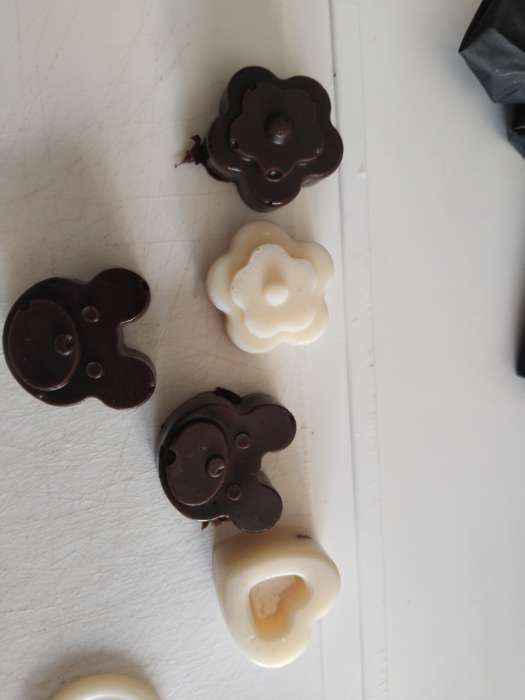 Фотография покупателя товара Форма для конфет и шоколада Доляна «Мишка, цветок, сердце», силикон, 19.7×10.5×1.5 см, 14 ячеек, коричневая - Фото 1