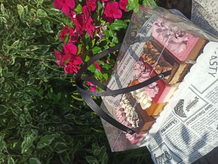 Фотография покупателя товара Коробка под рулет с ручками, белая 16.5×11×10 см Кондитерская упаковка - Фото 3