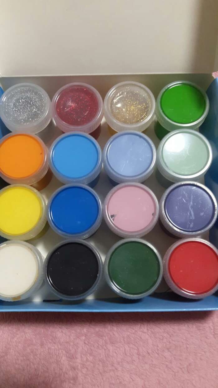 Фотография покупателя товара Гуашь 13 цветов + 3 цвета с блёстками (красный, золото, серебро) по 20 мл, «Смешарики», карамельная