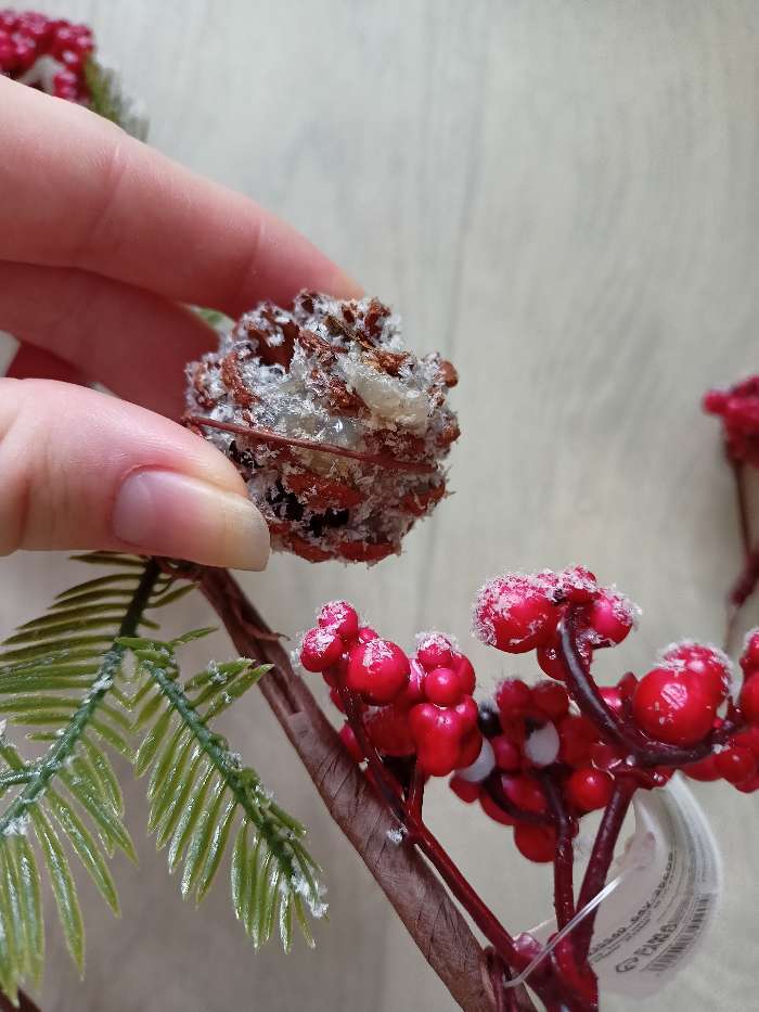 Фотография покупателя товара Декор "Зимние мечты" веточка  с шишками и ягодами, 50 см
