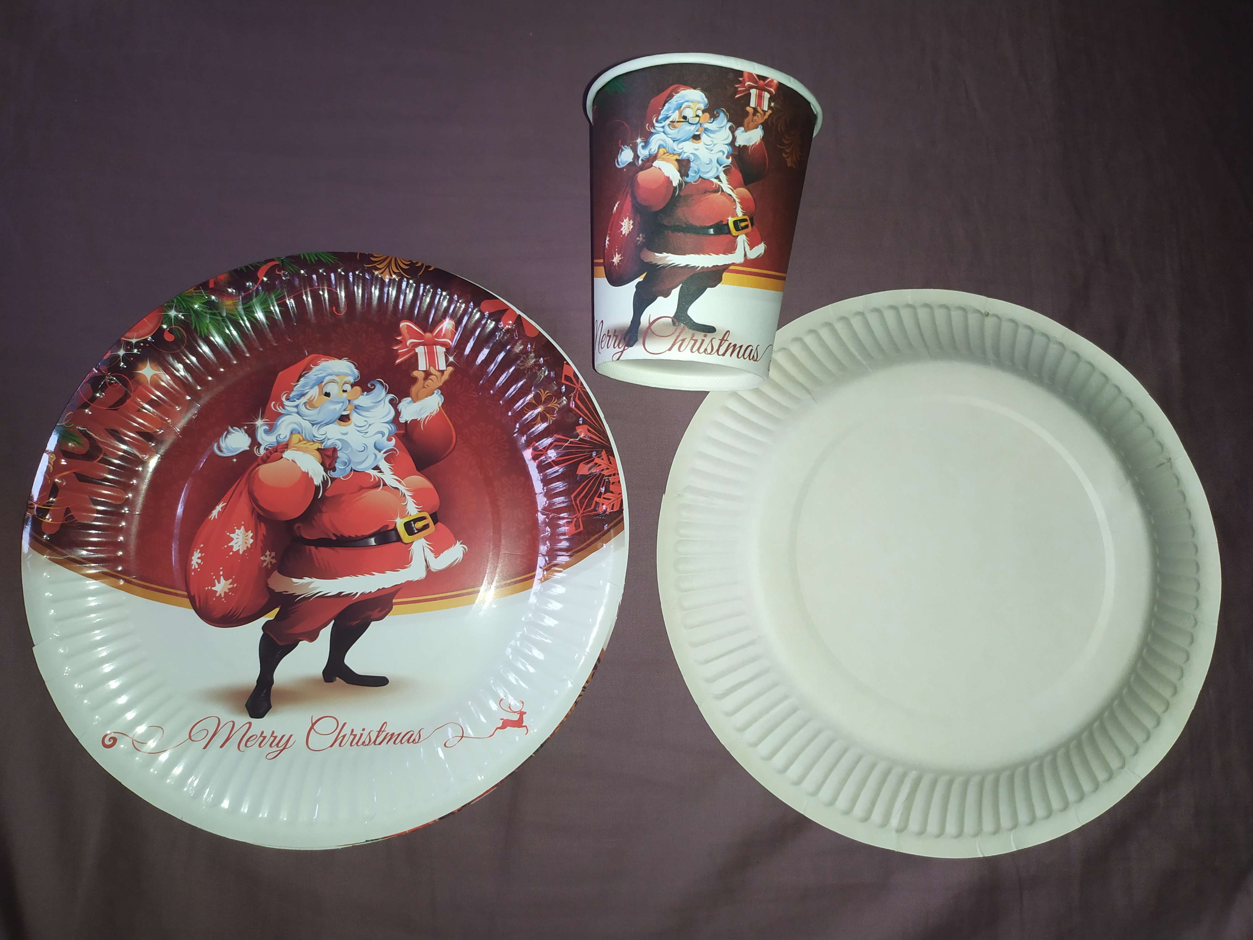 Фотография покупателя товара Тарелка бумажная «Дед Мороз с подарками», набор 6 шт. - Фото 2