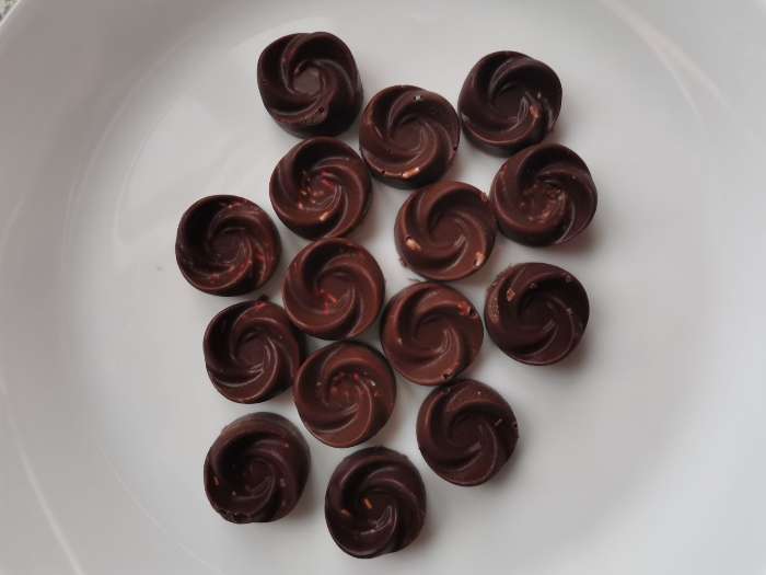 Фотография покупателя товара Форма для шоколада Доляна «Завиток», силикон, 21,5×11,5 см, 15 ячеек (d=2,8 см), цвет коричневый - Фото 2