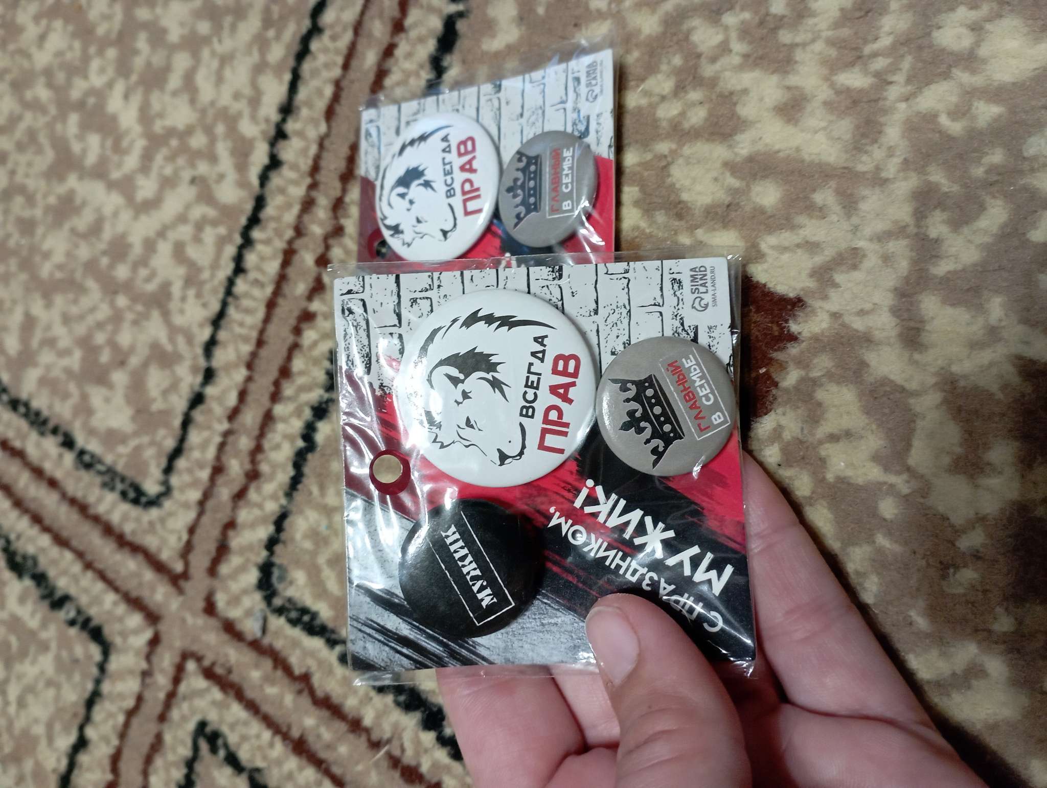 Фотография покупателя товара Набор значков на одежду, рюкзак, сумку «Всегда прав», 3 шт., d=25 мм, d=35 мм, закатные, 7×7 см - Фото 1