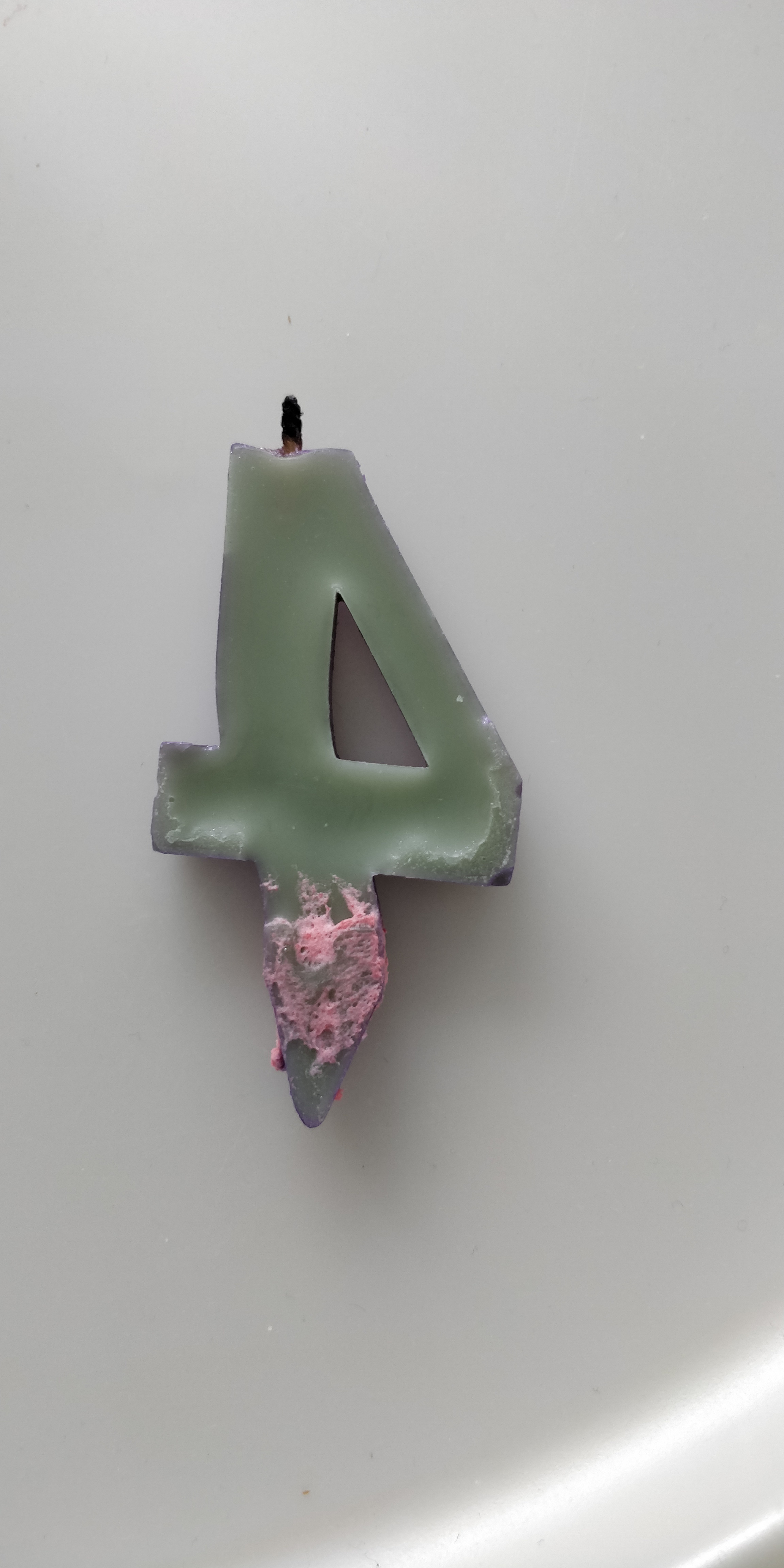 Фотография покупателя товара Свеча в торт "Грань", цифра "4", фиолетовый металлик, 6,5 см - Фото 2