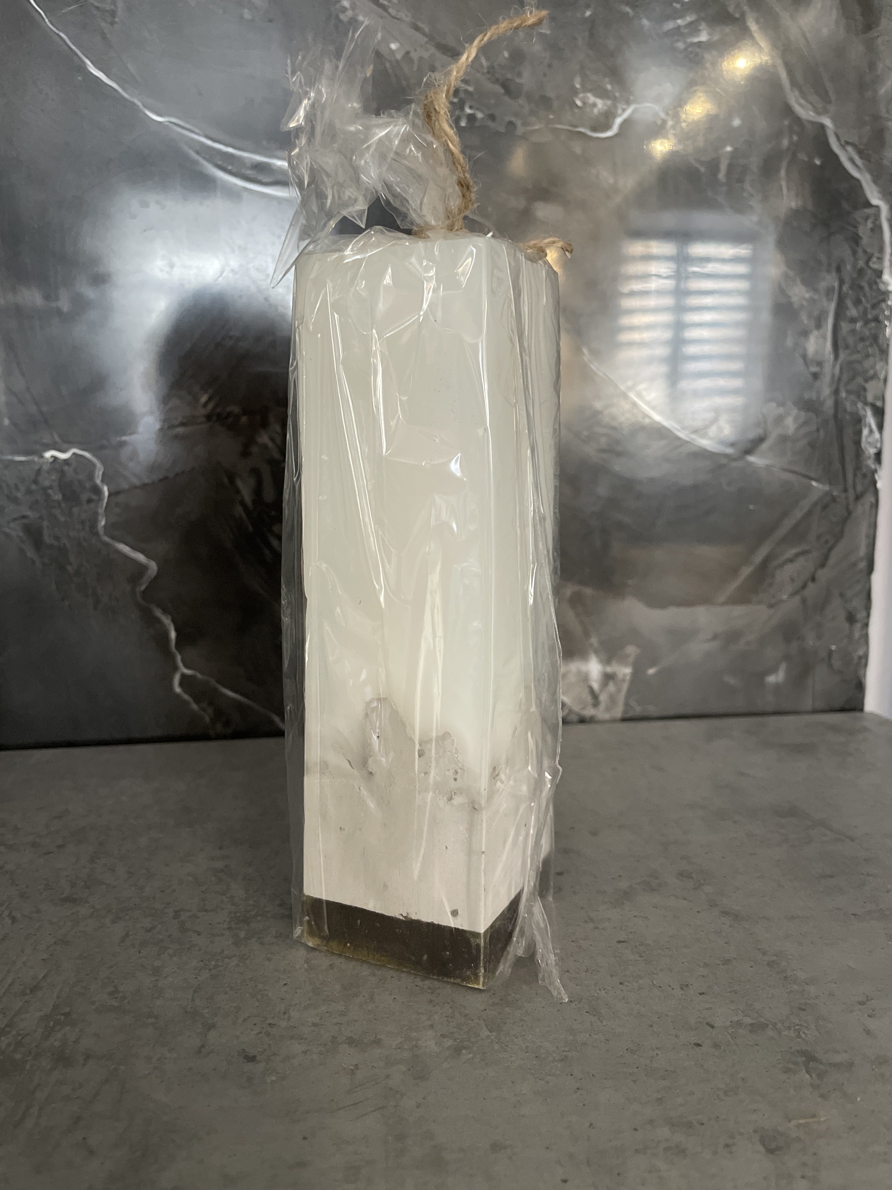 Фотография покупателя товара Свеча интерьерная белая с бетоном, низ золото, 5 х 5 х17,5 см