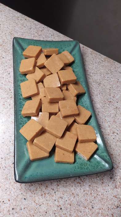 Фотография покупателя товара Форма для шоколада Доляна «Кубики», 36×29,5×1,2 см, 80 ячеек (2,8×2,8×1,2 см), цвет шоколадный - Фото 3