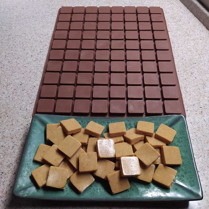 Фотография покупателя товара Форма для шоколада Доляна «Кубики», 36×29,5×1,2 см, 80 ячеек (2,8×2,8×1,2 см), цвет шоколадный - Фото 2