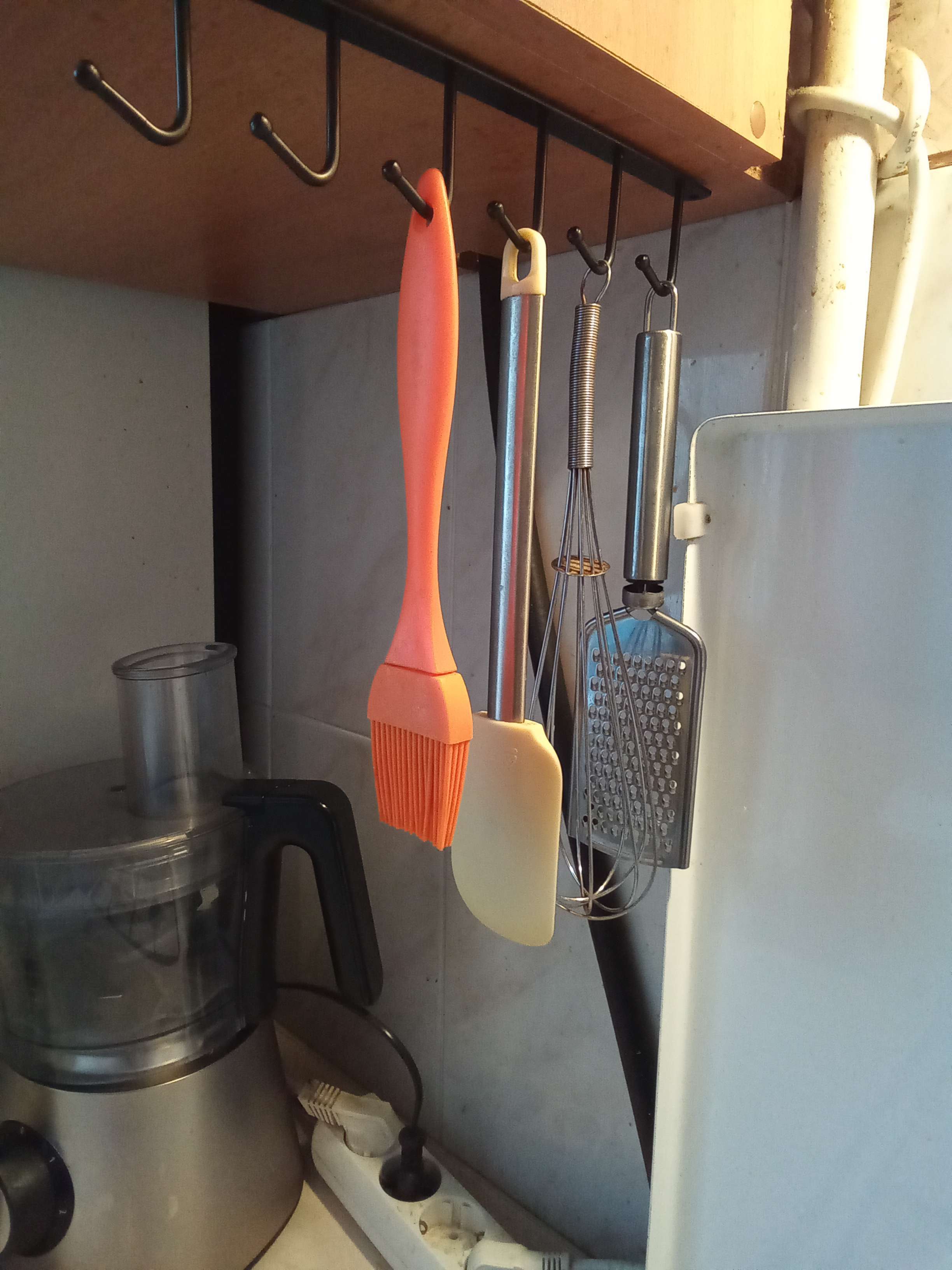 Фотография покупателя товара Держатель кухонный подвесной на 6 предметов Доляна, 1,5×26×7 см, цвет чёрный - Фото 29