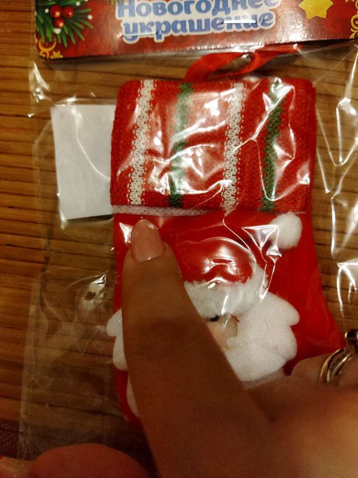 Фотография покупателя товара Носок для подарков "Дед Мороз со снежинкой" 13х8 см, бело-красный