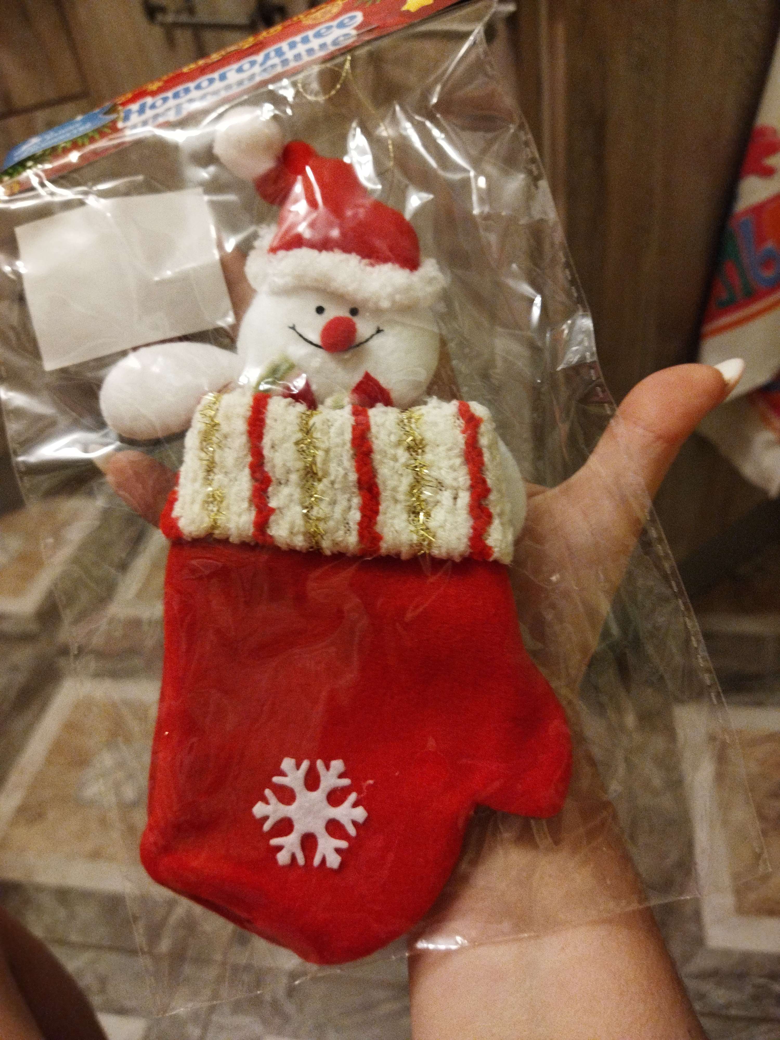 Фотография покупателя товара Мягкая подвеска "Варежка - Снеговик, блестящие полосочки" 20х10 см, красный