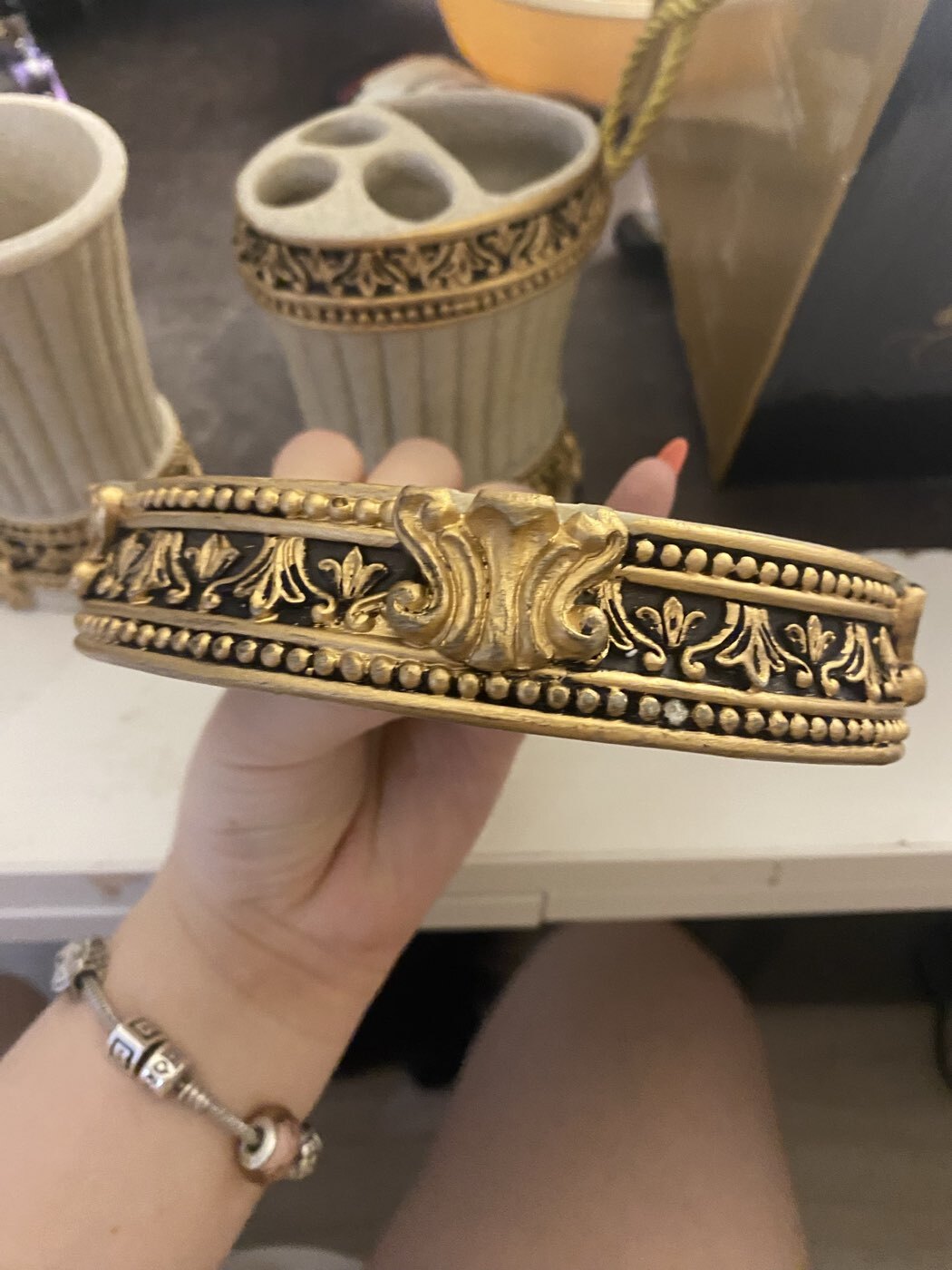 Фотография покупателя товара УЦЕНКА Набор для ванной «Вензеля», 4 предмета (мыльница, дозатор для мыла, 2 стакана) - Фото 5