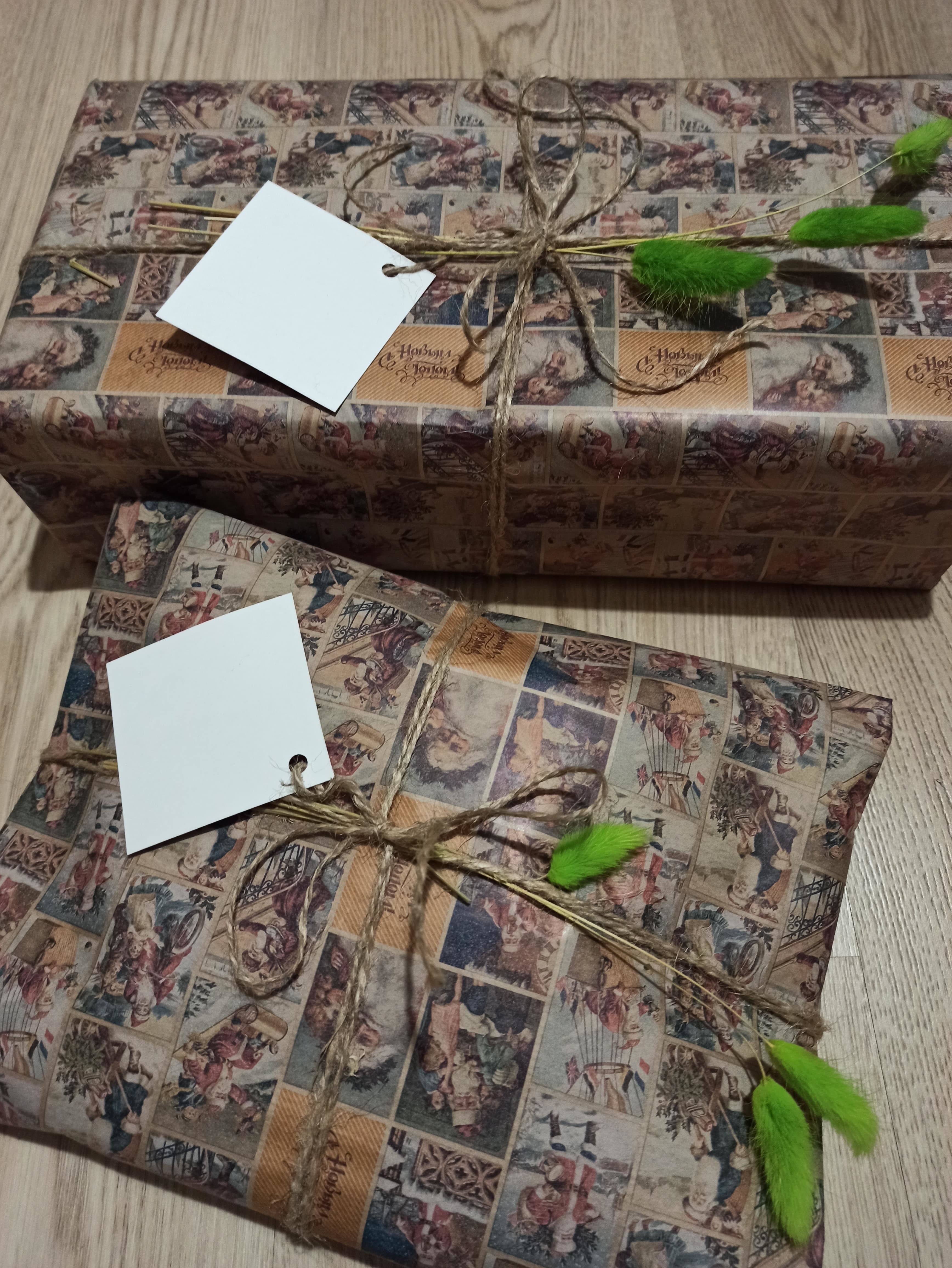 Фотография покупателя товара Бумага упаковочная крафт «Открытки с Дедом Морозом», 0,72 х 10 м - Фото 1
