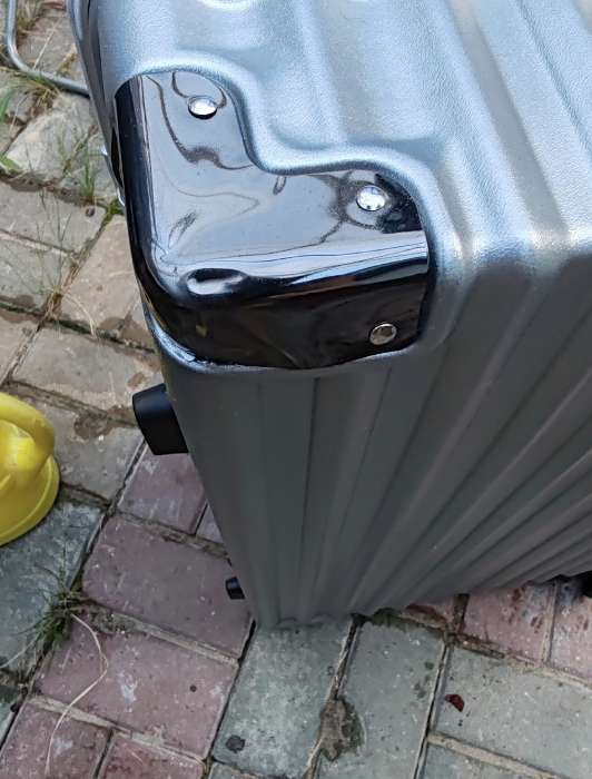 Фотография покупателя товара Чемодан на колёсах средний 55 л (M),, 2 кодовых замка, 4 колеса, крючок, серебряный - Фото 2