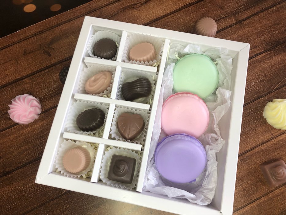Фотография покупателя товара Коробка под 8 конфет + шоколад, с окном, алая, 17,7 х 17,85 х 3,85 см - Фото 17