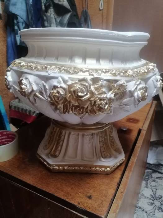 Фотография покупателя товара Вазон для цветов «Афина», 4.3 л, 41×34×41 см, гипс, белый, золотистый - Фото 1