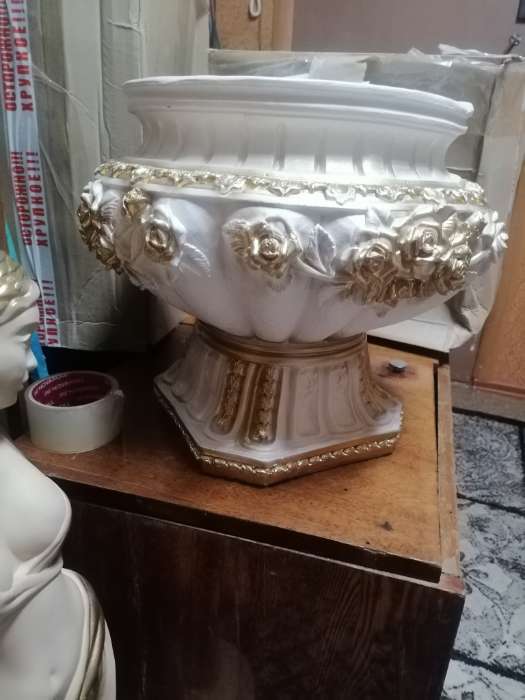 Фотография покупателя товара Вазон для цветов «Афина», 4.3 л, 41×34×41 см, гипс, белый, золотистый - Фото 2