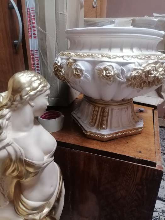 Фотография покупателя товара Вазон для цветов «Афина», 4.3 л, 41×34×41 см, гипс, белый, золотистый - Фото 3