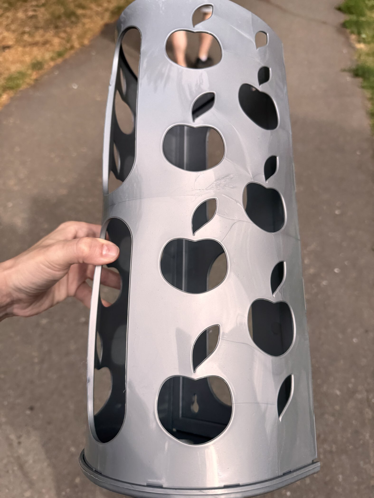Фотография покупателя товара Корзина для пакетов Darel plastic «Яблоко», пластик, 16×13.5×37.5 см, МИКС - Фото 4