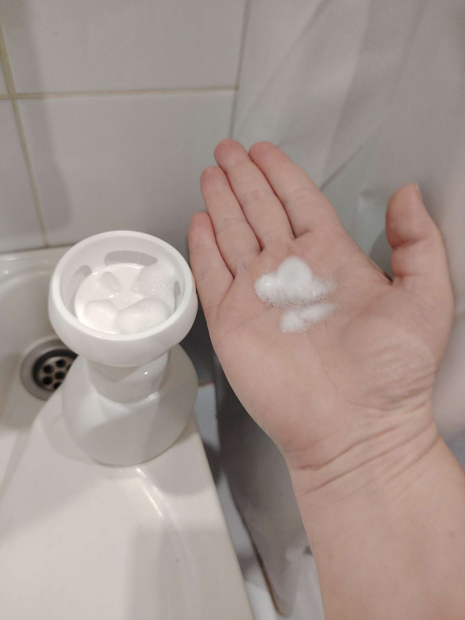 Фотография покупателя товара Бутылочка для хранения, с пенообразующим дозатором в форме цветка, 300 мл, белая - Фото 2