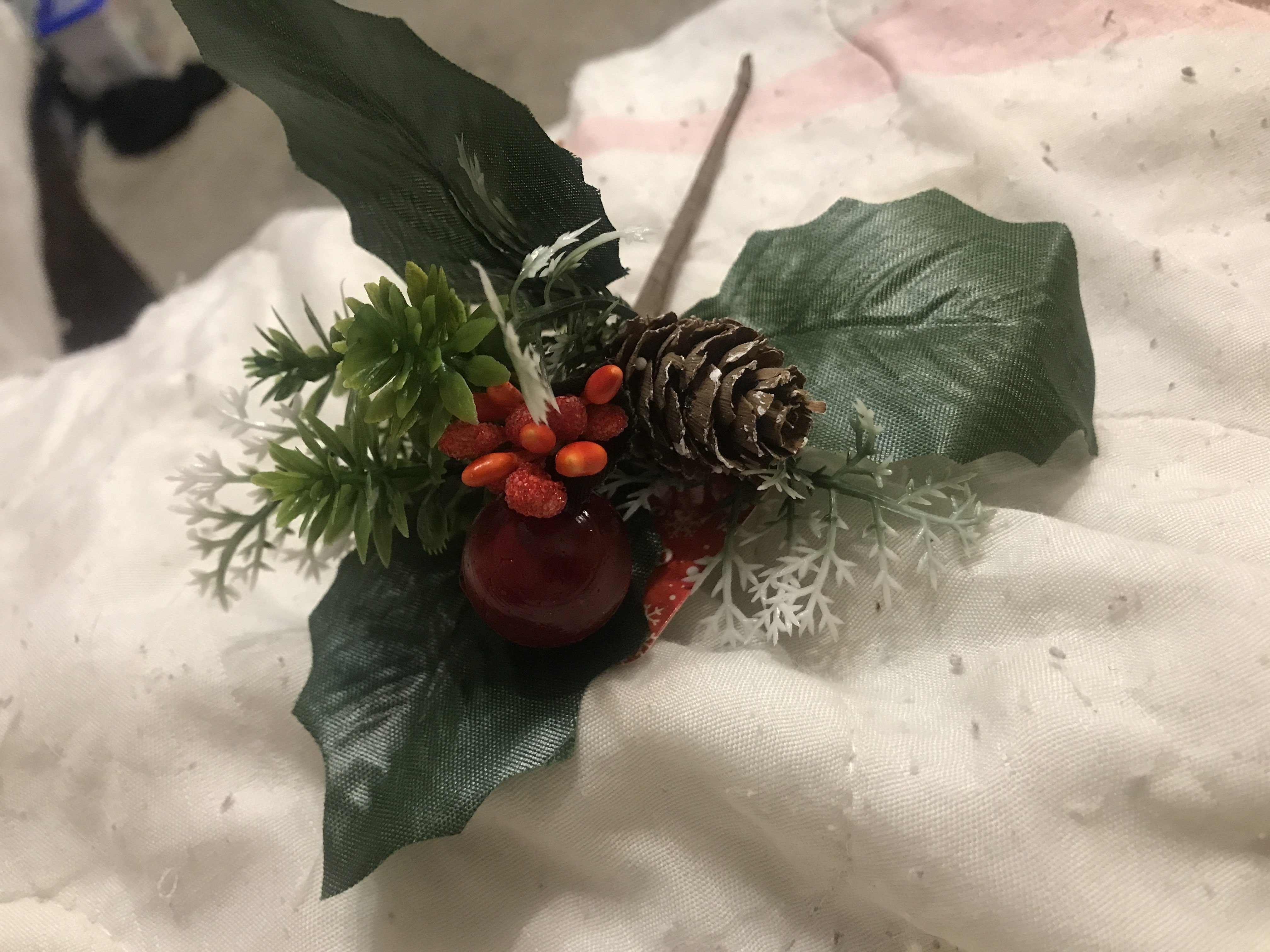 Фотография покупателя товара Декор "Зимние мечты" веточка с ягодой и шишкой, 14 см - Фото 1