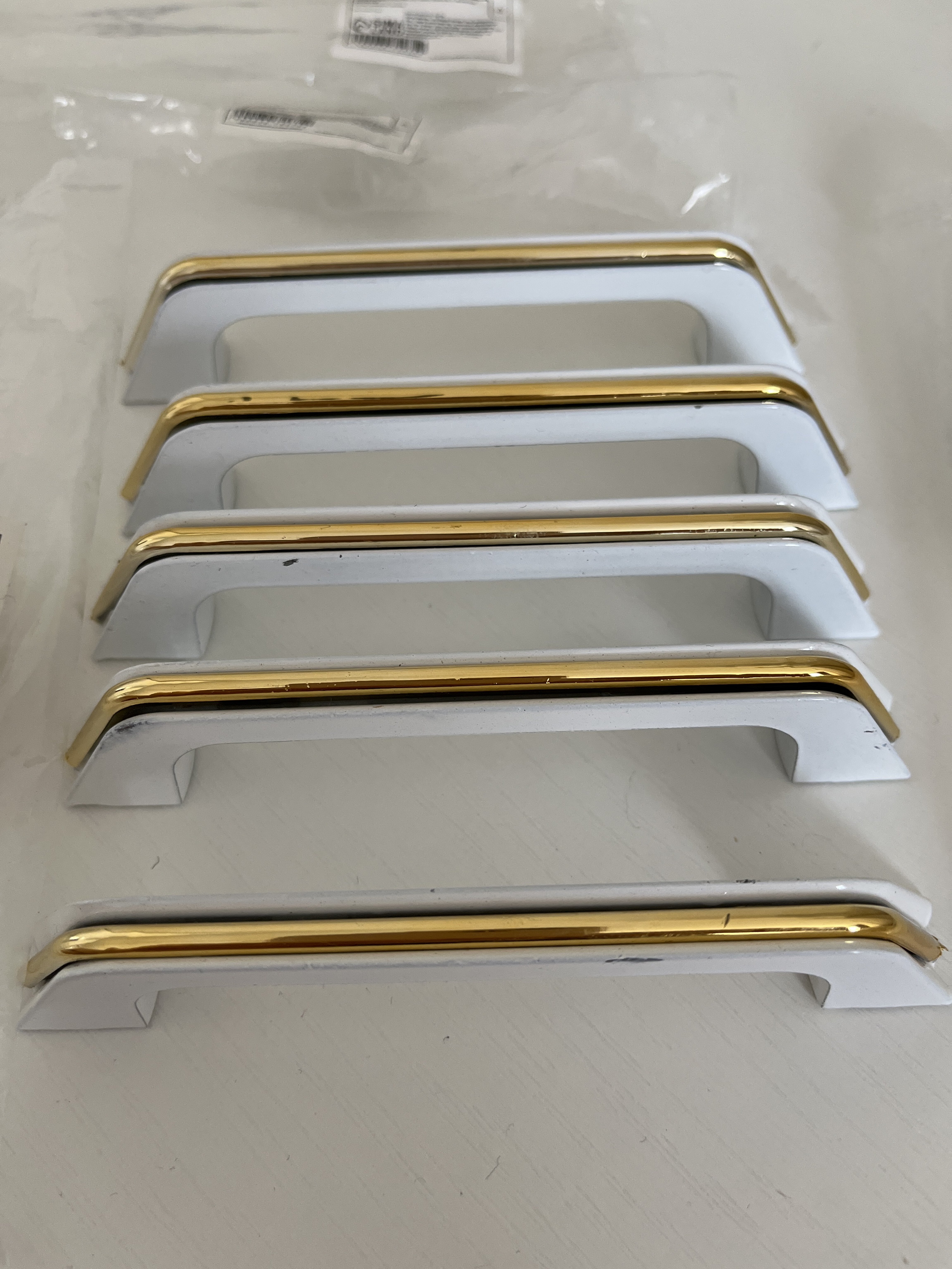 Фотография покупателя товара Ручка-скоба мебельная, м/о 96 мм, цвет белый, с золотой вставкой - Фото 3