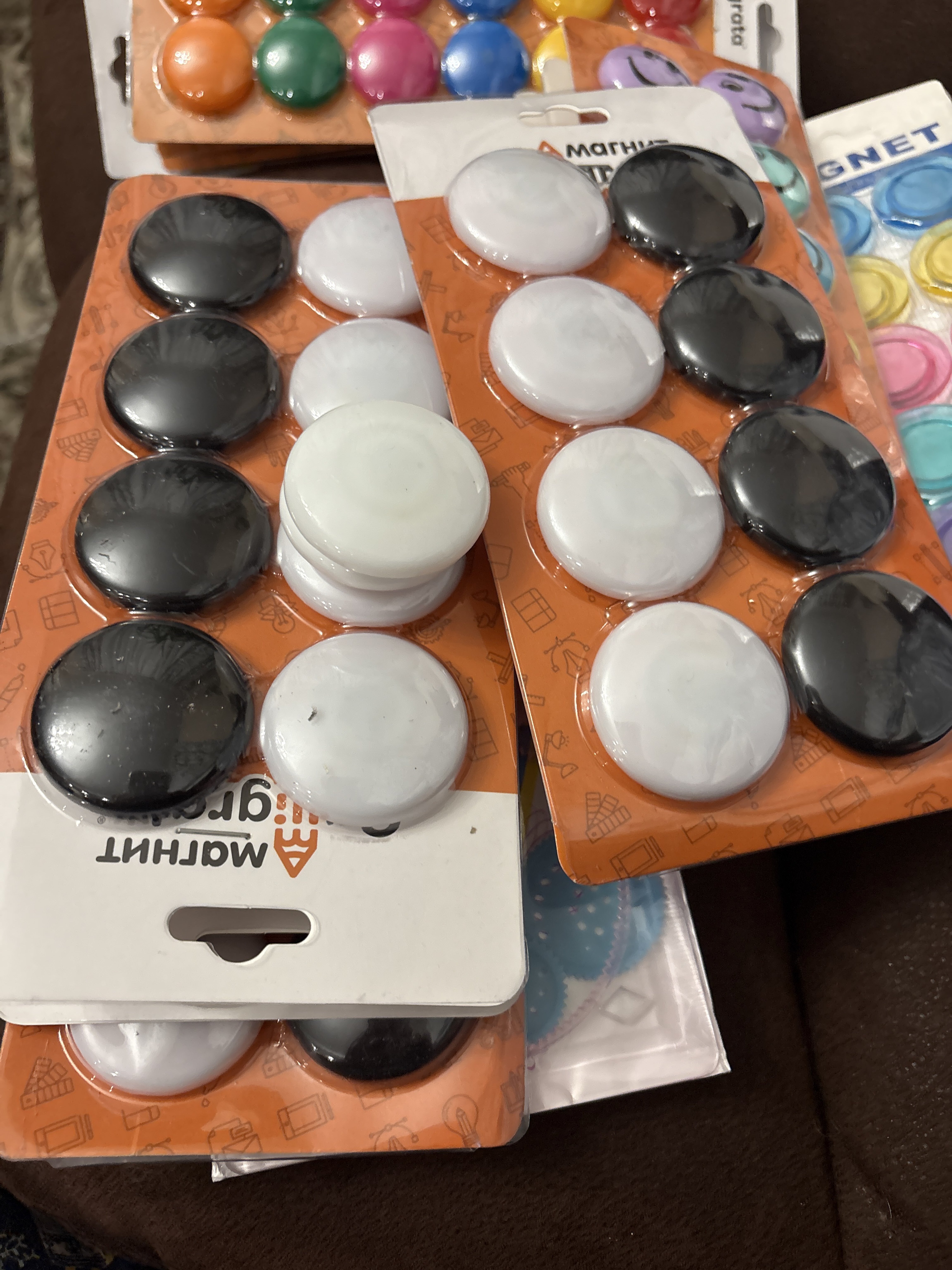 Фотография покупателя товара Набор магниты для доски d=4 см, 8 штук, на блистере, 4 штуки-белые, 4 штуки-черные - Фото 1