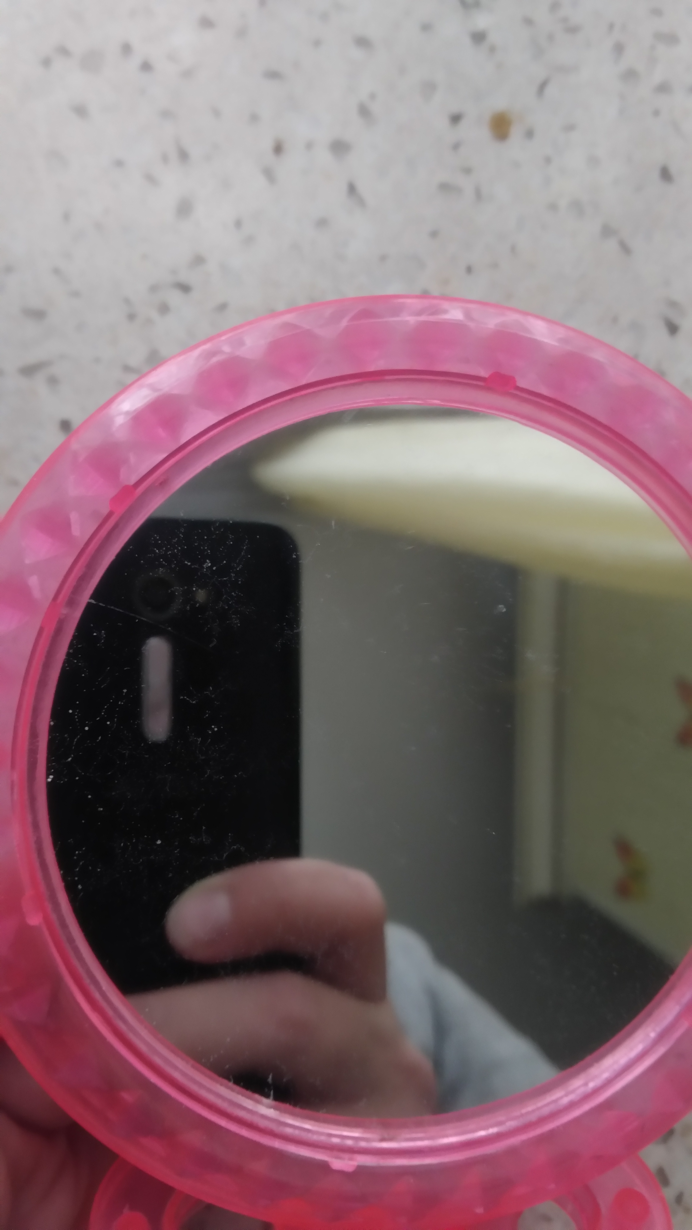 Фотография покупателя товара Зеркало складное-подвесное, с рамкой под фотографию, d зеркальной поверхности 8,5 см, цвет МИКС - Фото 3