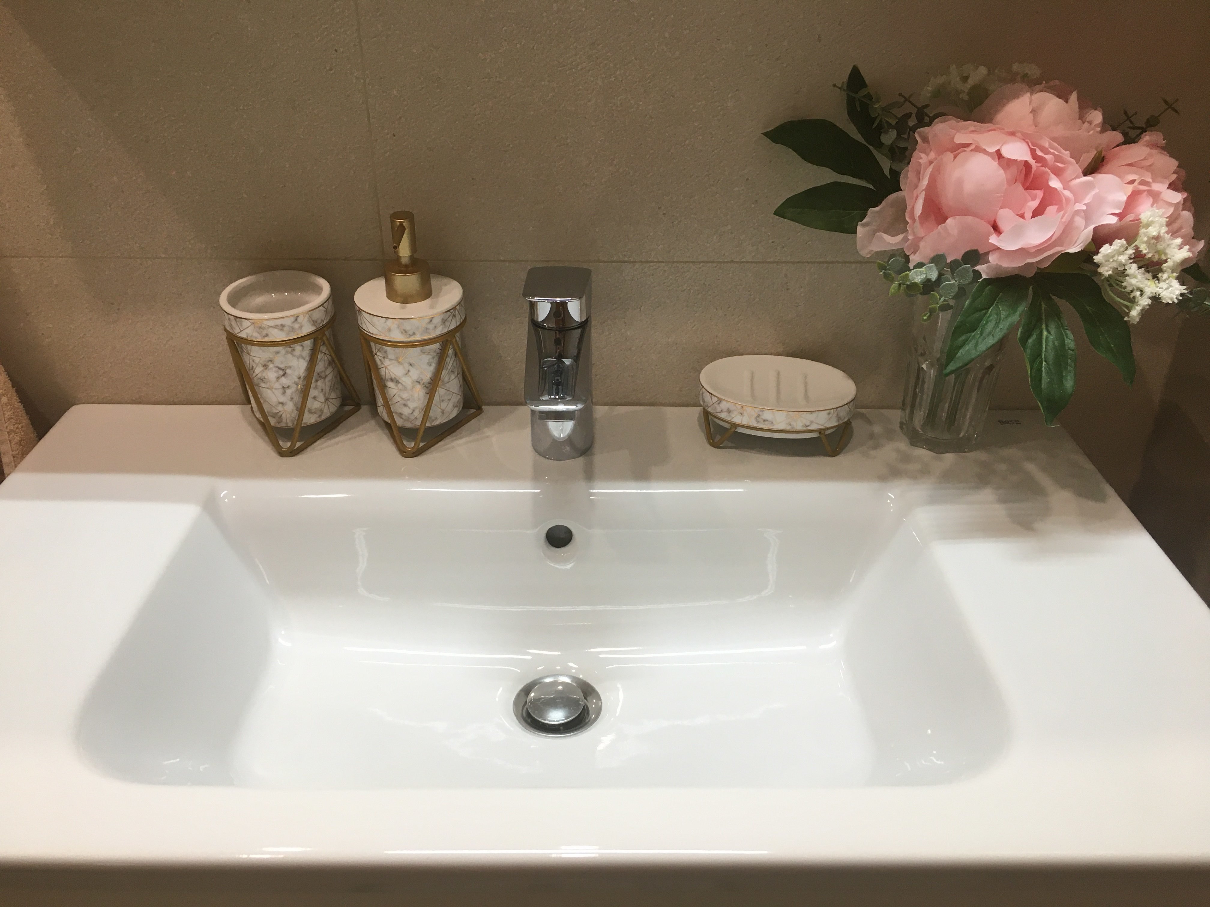 Фотография покупателя товара Набор для ванной комнаты SAVANNA «Геометрика», 3 предмета (мыльница, дозатор для мыла 290 мл, стакан), цвет белый - Фото 1
