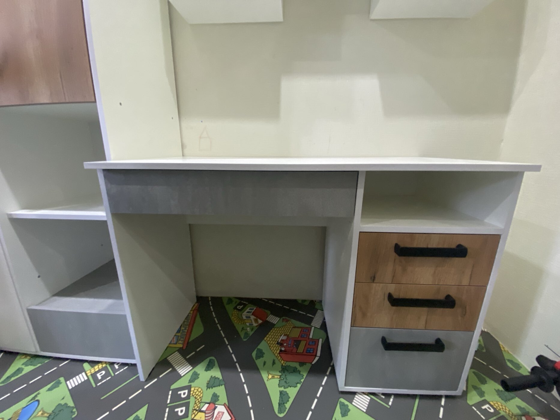 Фотография покупателя товара Стол компьютерный «Юпитер», с тумбой, 1100×544×768 мм, цвет белый/крафт золотой/бетон - Фото 1