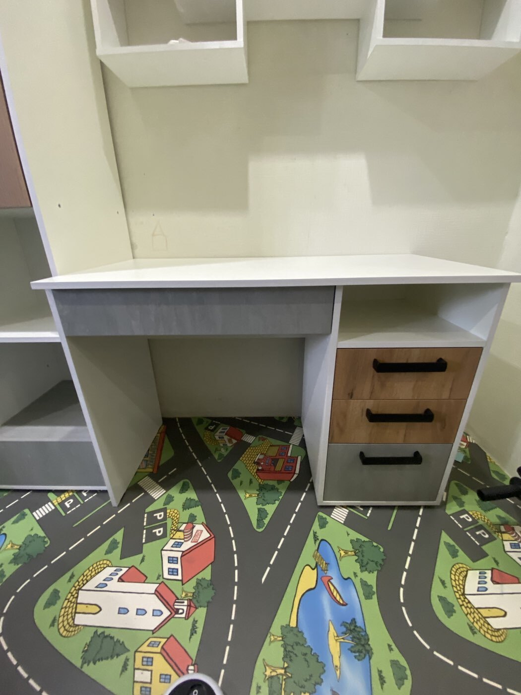 Фотография покупателя товара Стол компьютерный «Юпитер», с тумбой, 1100×544×768 мм, цвет белый/крафт золотой/бетон - Фото 2