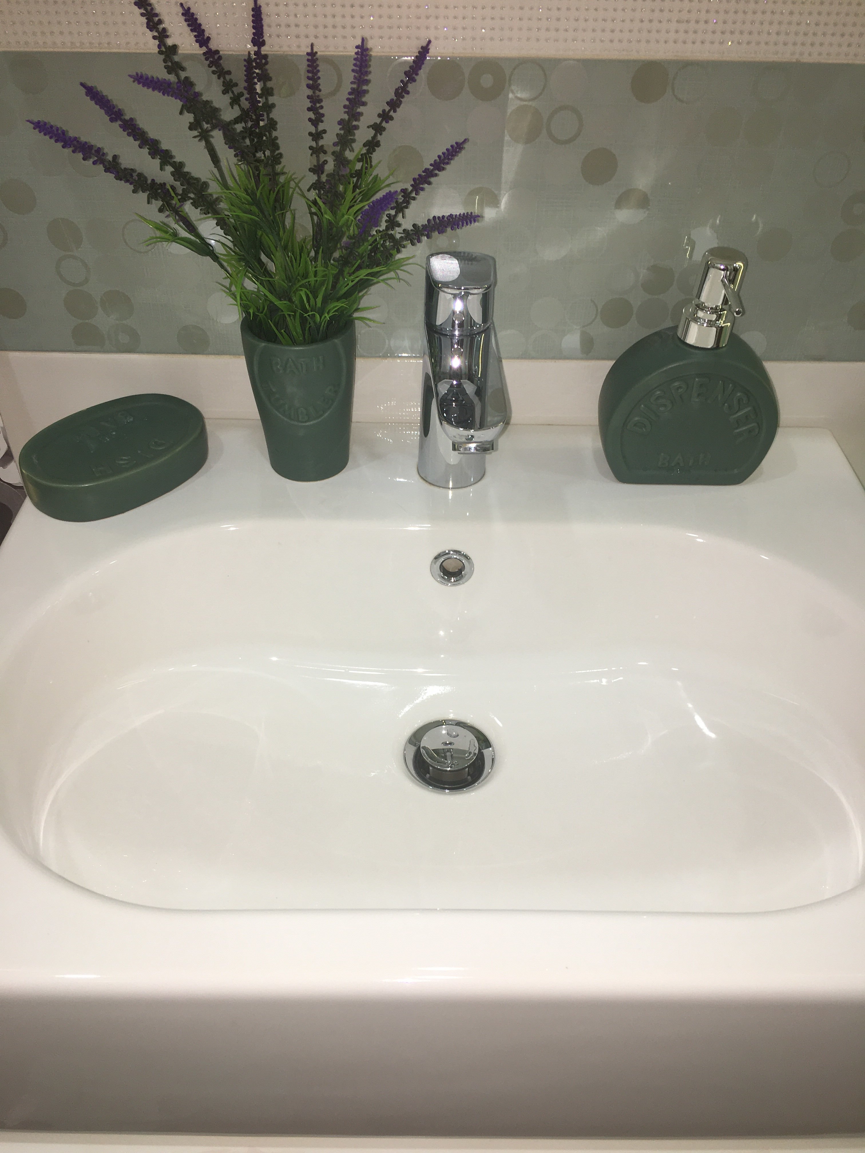 Фотография покупателя товара Набор аксессуаров для ванной комнаты Доляна «Легенда», 3 предмета (дозатор 370 мл, мыльница, стакан), цвет зелёный